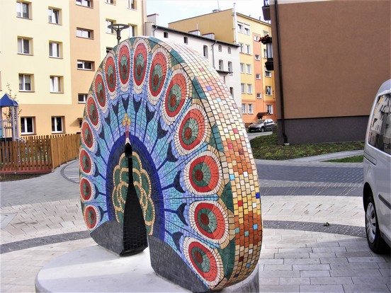 Mała architektura ozdobiona mozaiką Emaux de Briare. Autor i wykonanie Kamieniarstwo Artystyczne Michał Niedźwiedź. Park w Chodzieży, Paw Mała architektura ozdobiona mozaiką Emaux de Briare. Autor i wykonanie Kamieniarstwo Artystyczne Michał Niedźwiedź. Park w Chodzieży, Paw