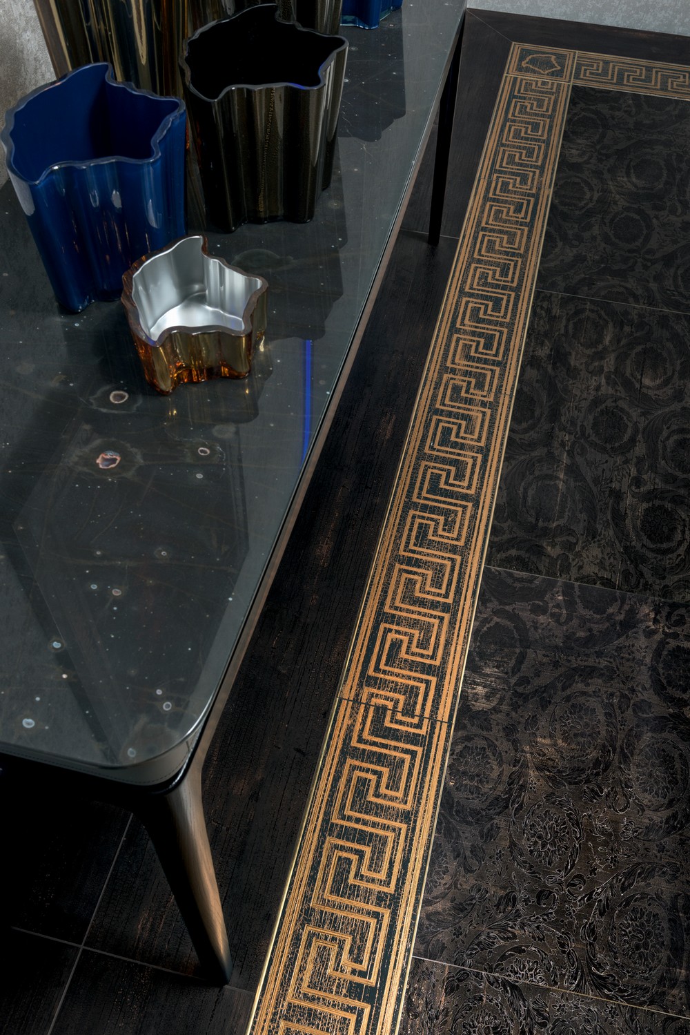 Versace płytki Eterno czarne płytki dekorowane ze złotym dekorem